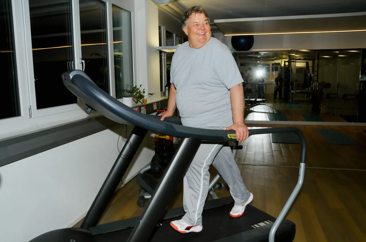 Man sieht einen Mann auf dem Laufband.